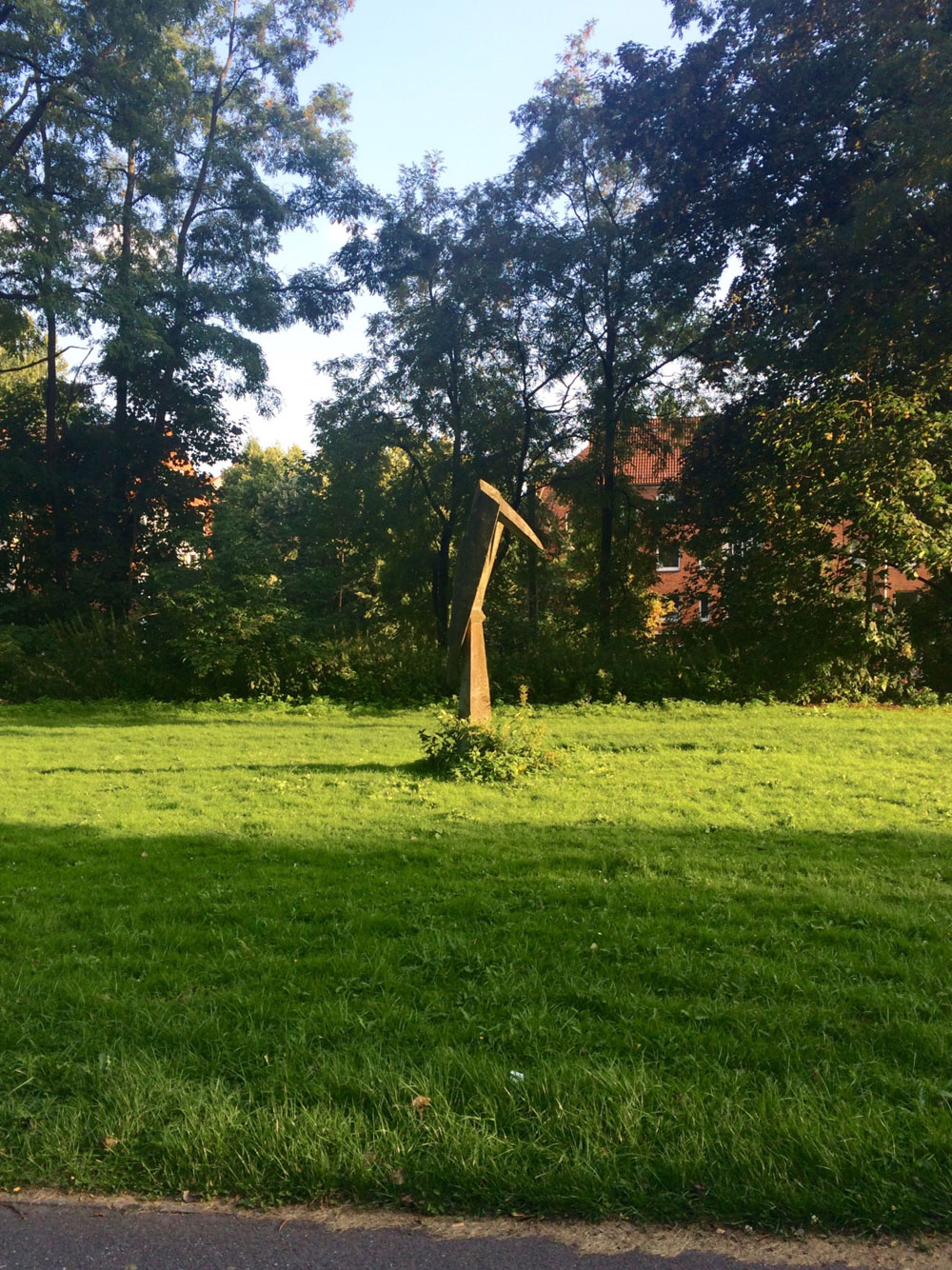 Sculpture "Drei Vogelsäulen für Borgfelde" by Klaus Becker