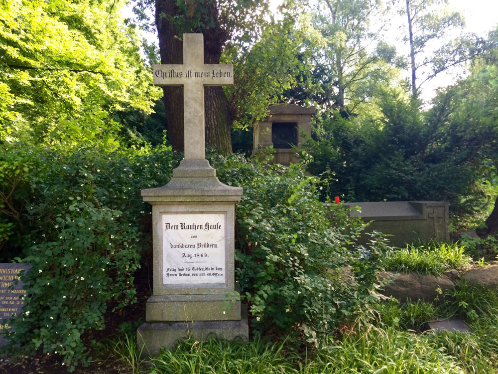 Dreifaltigkeitskirche with the historic, listed cemetery