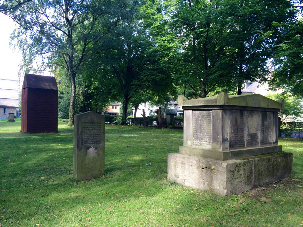 Dreifaltigkeitskirche with the historic, listed cemetery