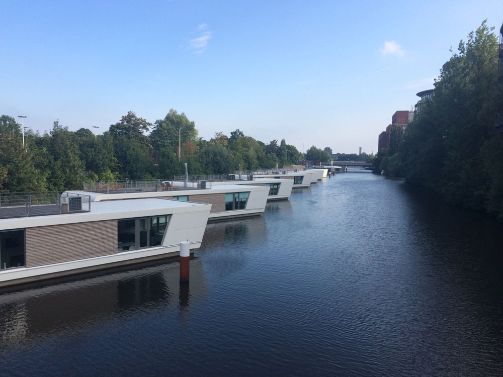 Floating houses at the Victoriakai