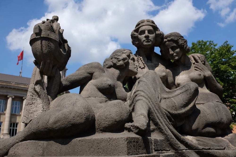 Statues at Sievekingplatz